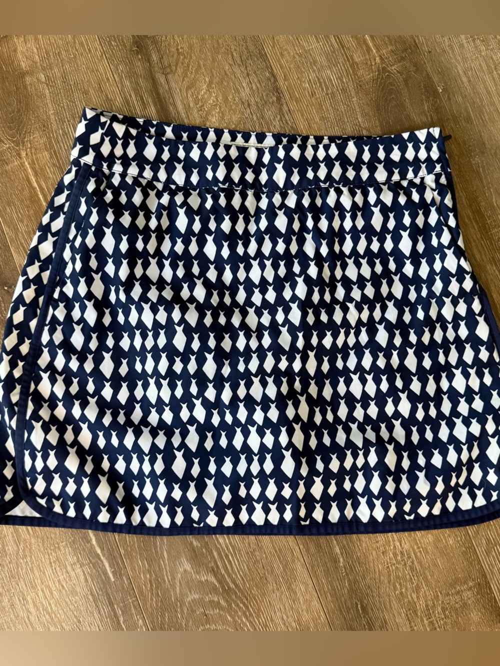 Vineyard Vines Navy and white skort size 6